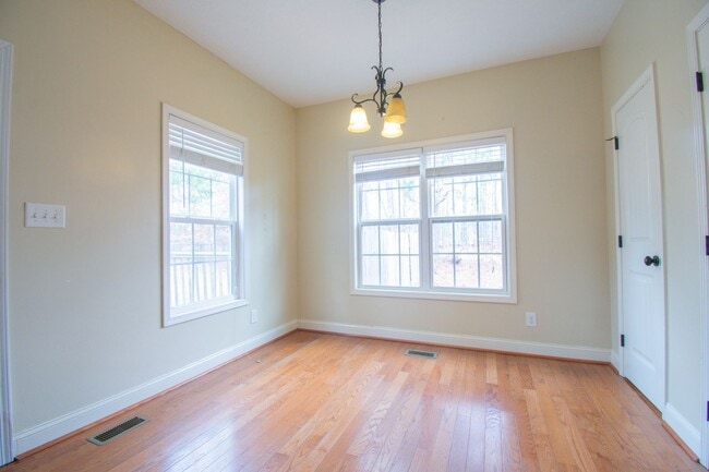 Building Photo - 4 Bedroom 2.5 Bathroom With Bonus and Screened in Porch!