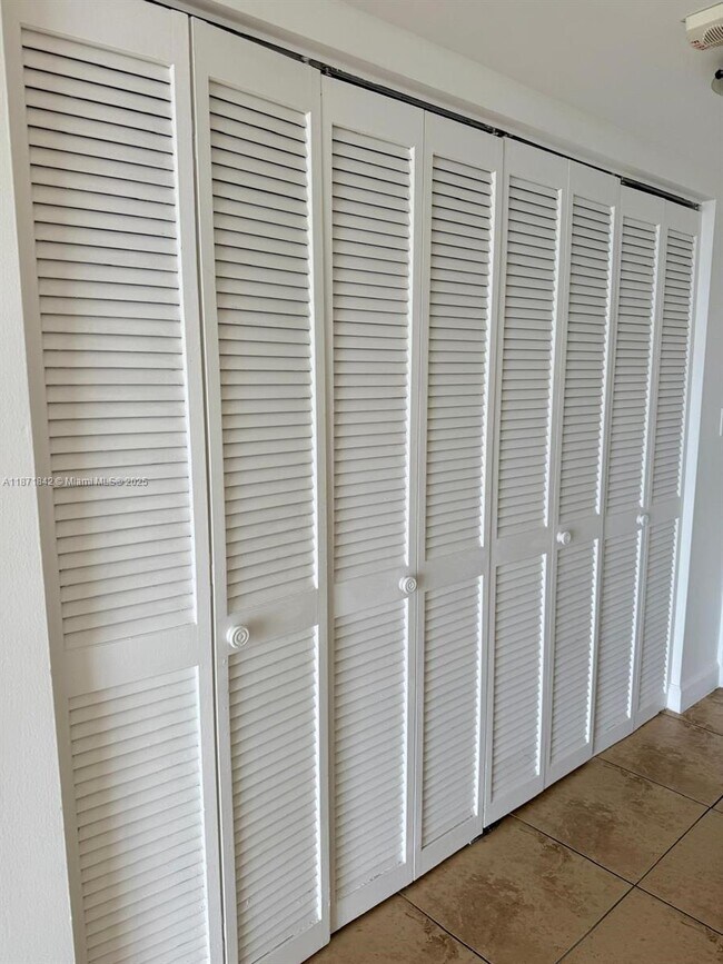 Building Photo - 2000 NE 135th St