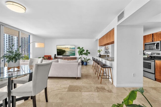 Building Photo - 1200 Brickell Bay Dr