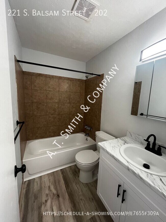 Building Photo - 221 S Balsam St