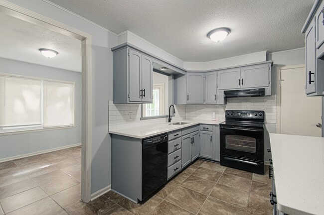 Building Photo - 9411 Fairwood Dr
