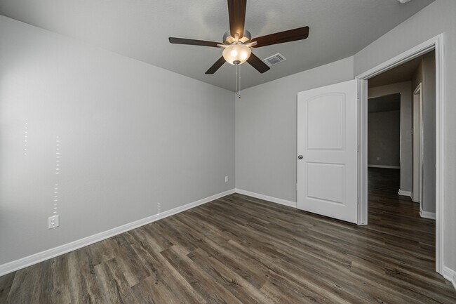 Building Photo - 623 Hollyhock Dr