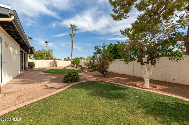 Building Photo - 4521 E Sunrise Dr