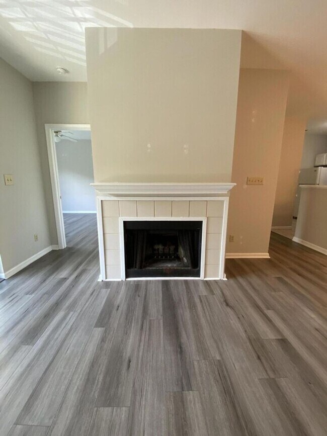 Building Photo - Beautiful Condo in Mount Pleasant!