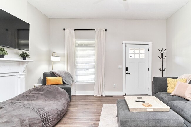 Building Photo - Fully Furnished 2BD Duplex in the Heart of downtown Indy!