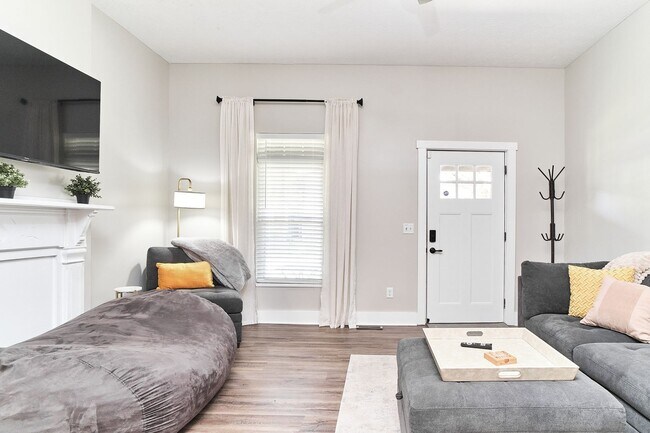 Building Photo - Fully Furnished 2BD Duplex in the Heart of...