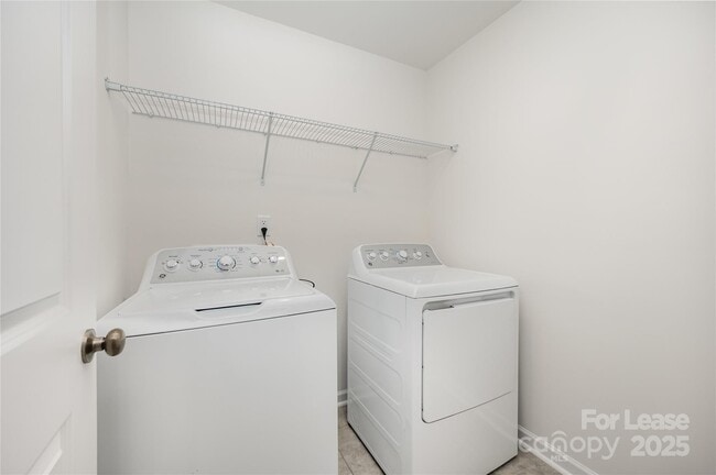 Building Photo - 3220 Lilac Grove Dr