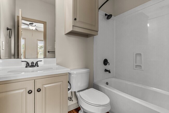 Building Photo - 403 Holleman Dr