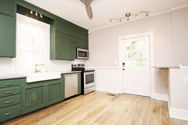 Building Photo - Charming Dog-Friendly Downtown Home Near UVA Medical Center