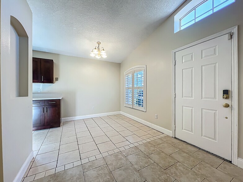 Building Photo - 1115 Naples Dr