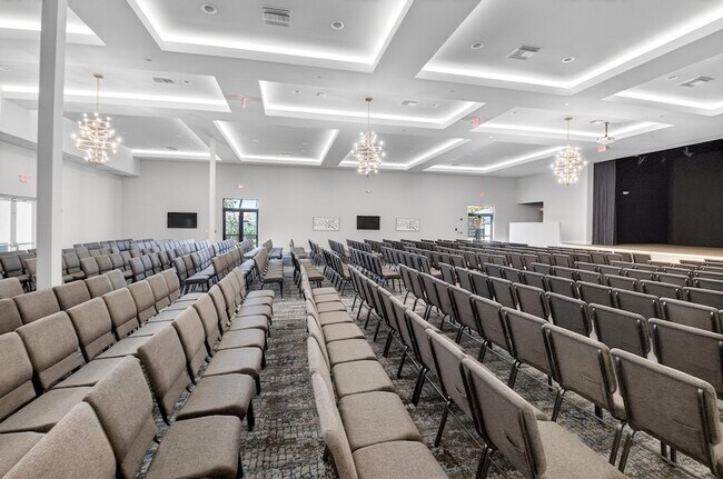 Building Photo - 5908 Viale Elizabeth