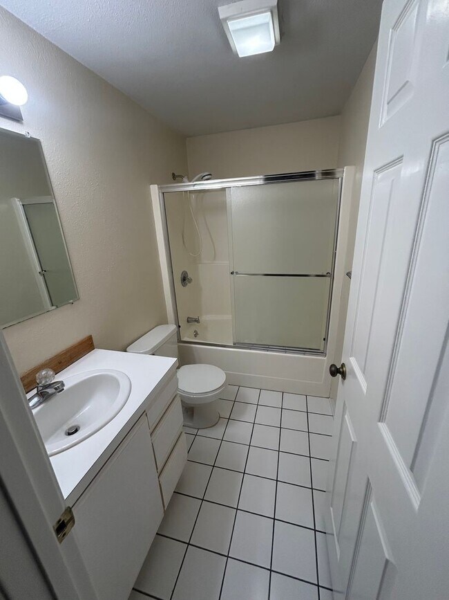 Building Photo - Two Bedroom One Bathroom Duplex For Rent in Bellingham