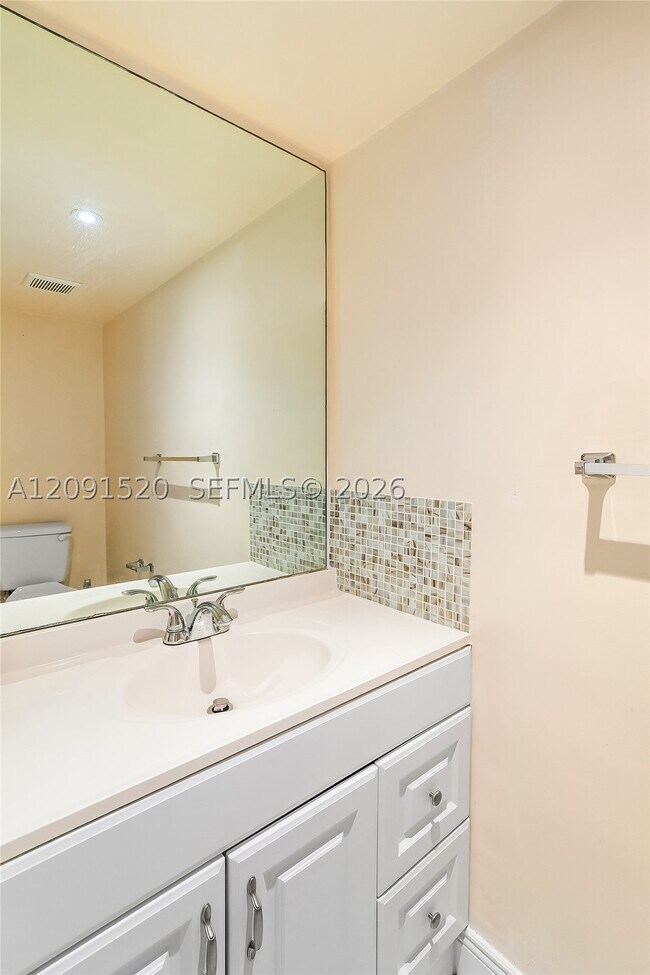 Building Photo - 3710 Inverrary Dr
