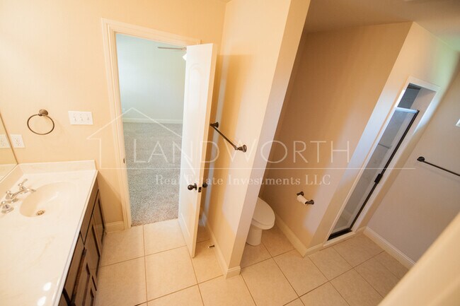 Building Photo - 3 bed 2 bath Beautiful Property