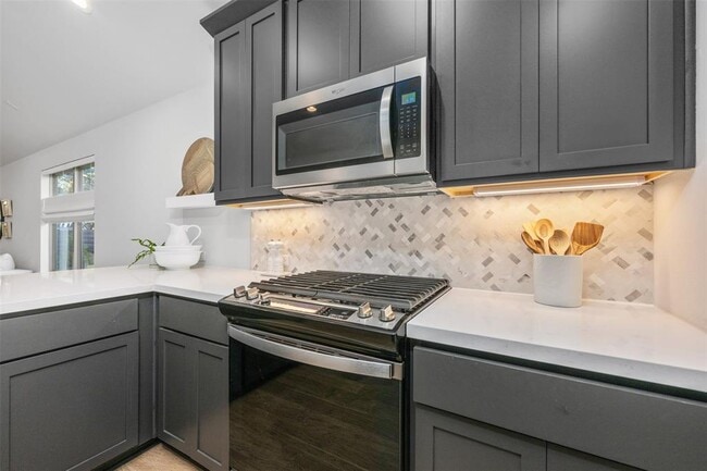 Building Photo - 418 Raleigh Dr