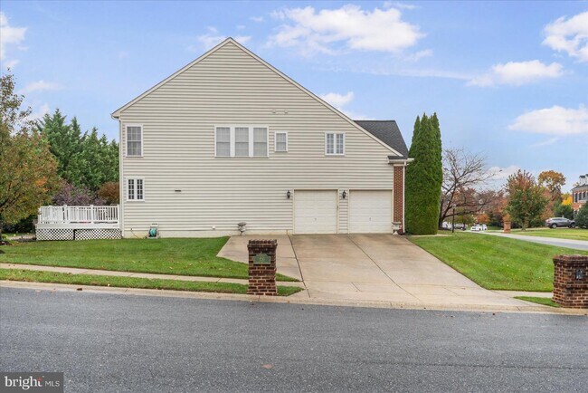 Building Photo - 1710 Stone Ivy Pl