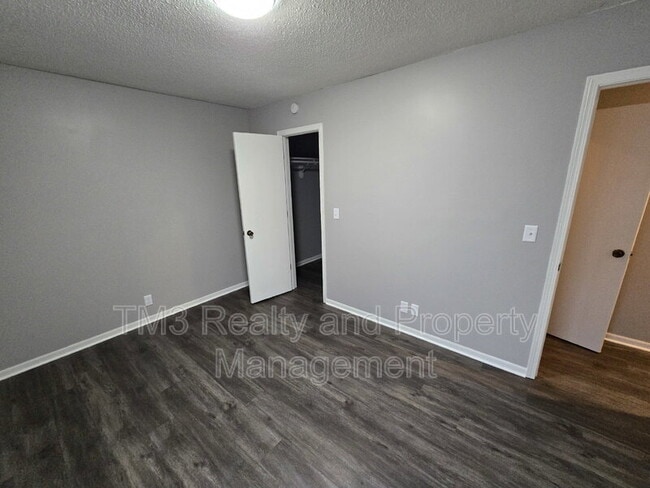 Building Photo - 1602 E Kansas City Rd