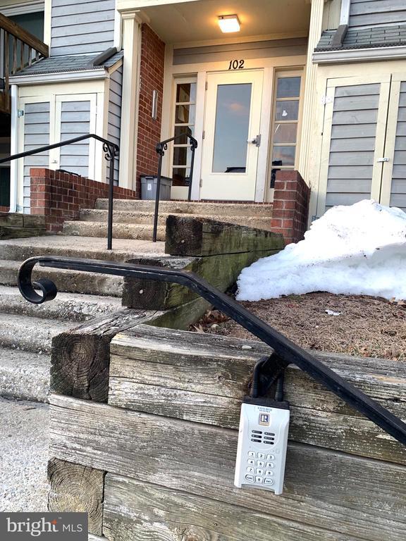 Building Photo - 102 Three Coin Way