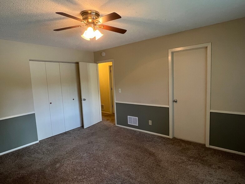Building Photo - 6811 Balsam Ln N