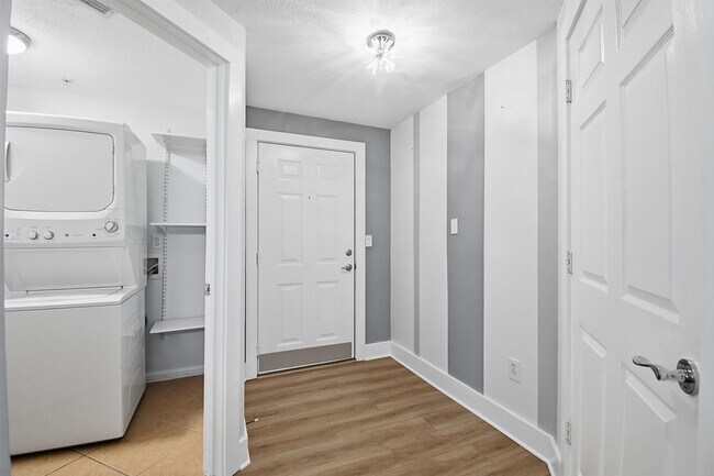 Building Photo - 2005 Mariposa Vista Ln