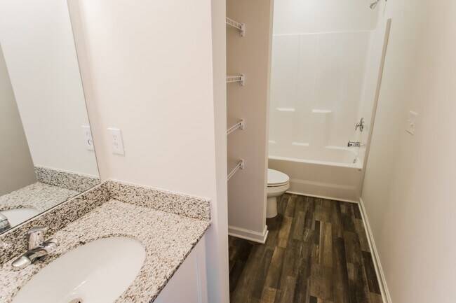 Building Photo - 4112 Lake Russell Dr