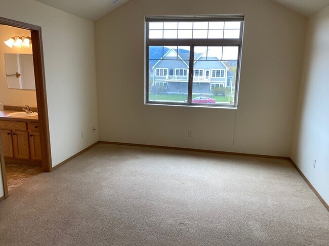 Building Photo - 3 Bed 2.5 Bath Condo that backs to the park!