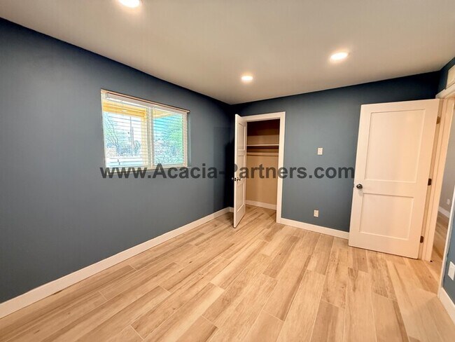Building Photo - Centrally Located Three Bedroom