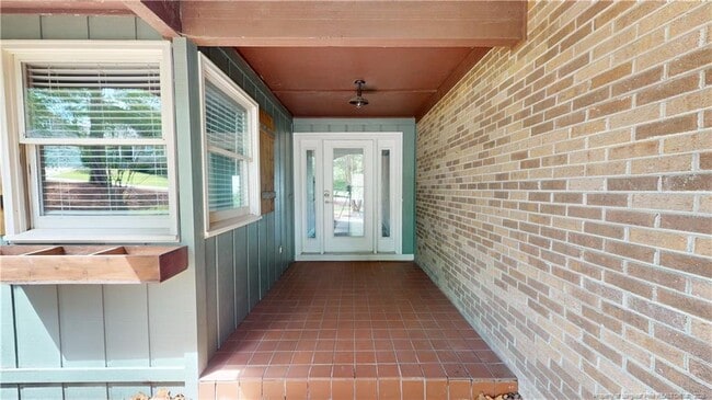 Building Photo - 10 Emerald Ln
