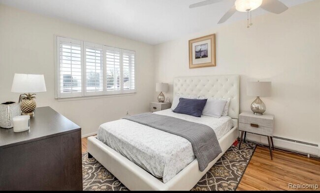 Building Photo - 1723 E 14 Mile Rd