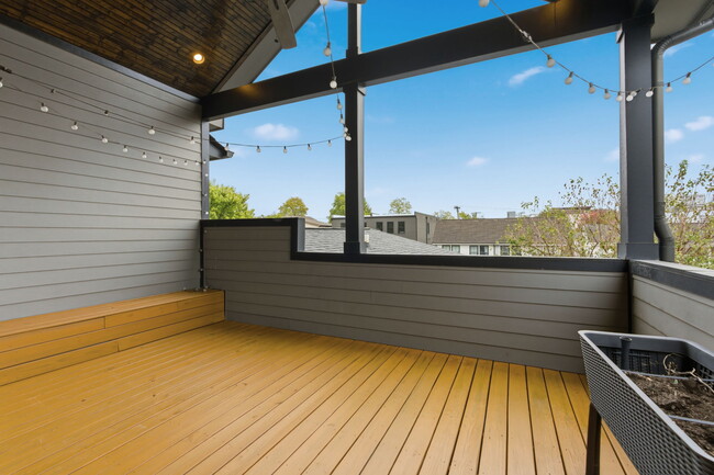 Building Photo - 1708B 15th Ave S