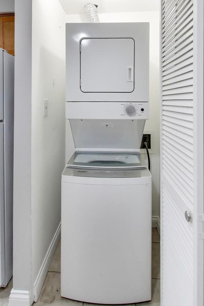 Building Photo - 6340 Americana Dr