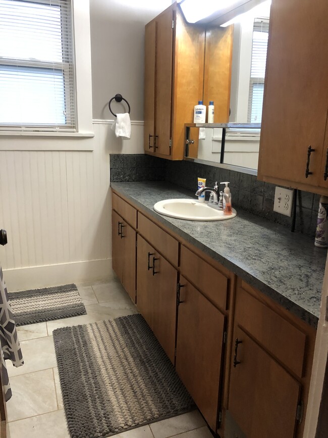 Bathroom with tub main floor - 1327 S 10th St