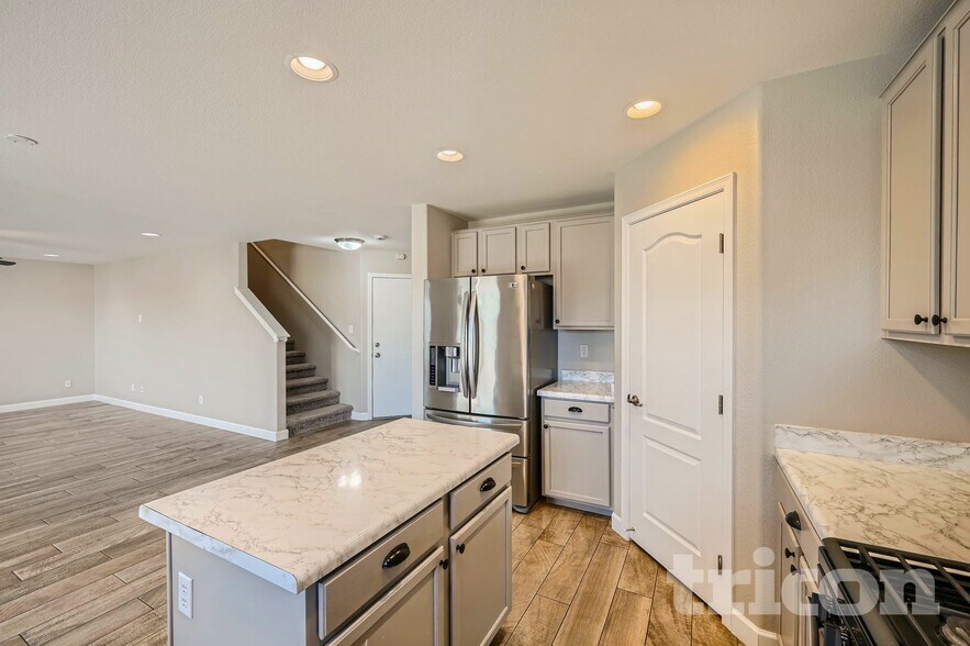 Building Photo - 1098 E Kelsi Ave