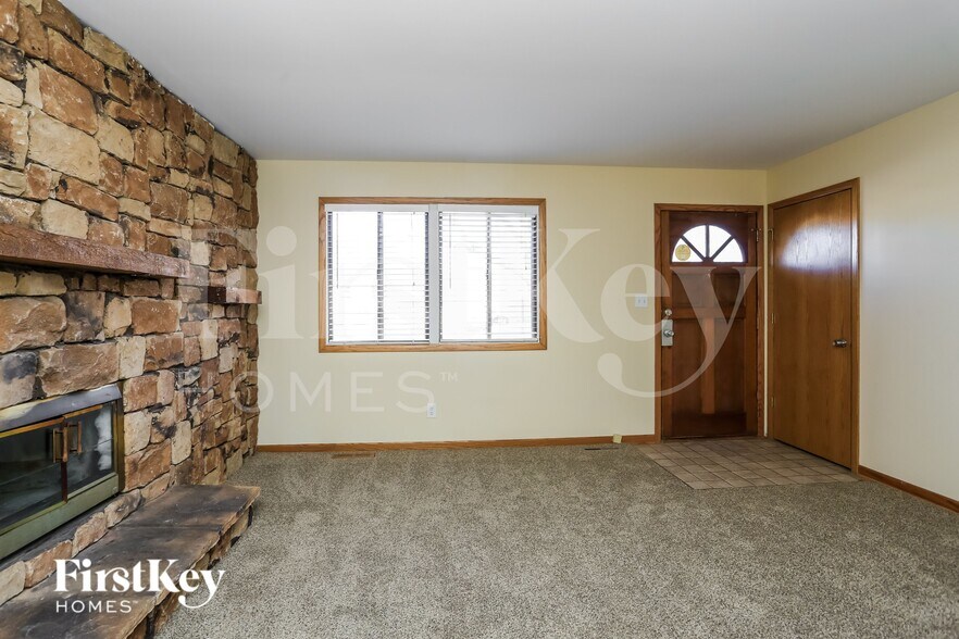 Building Photo - 915 Camelot Dr