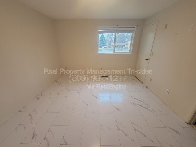 Building Photo - 3704 S Vancouver St