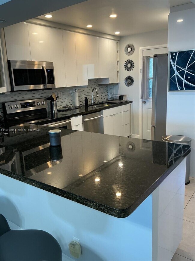 Building Photo - 400 Golden Isles Dr