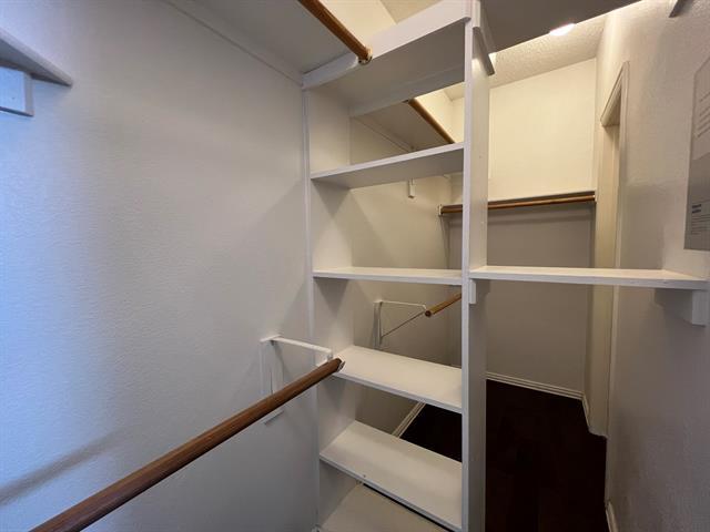 Building Photo - 9811 Cliffside Dr
