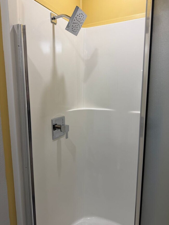 Building Photo - Updated and Stylish Studio Includes Utilities!