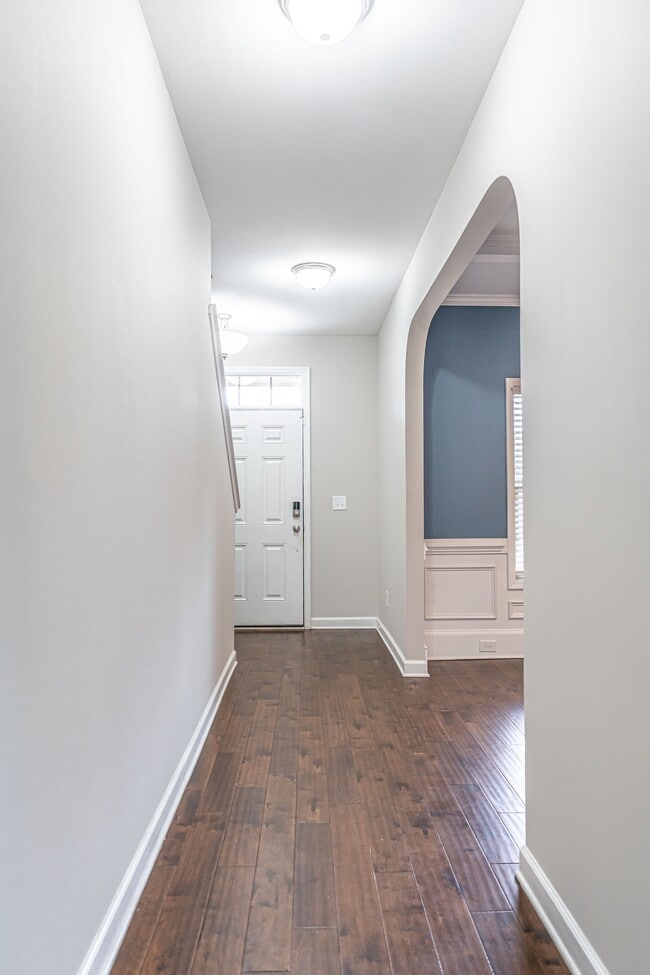 Building Photo - 135 Almond Dr