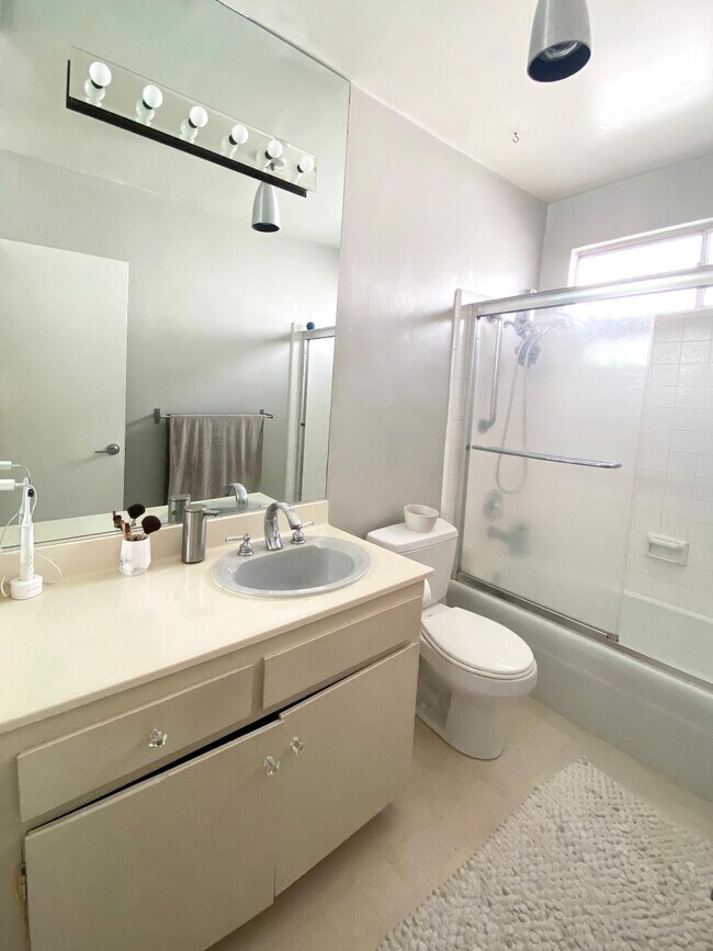 Building Photo - 1951 Malcolm Ave