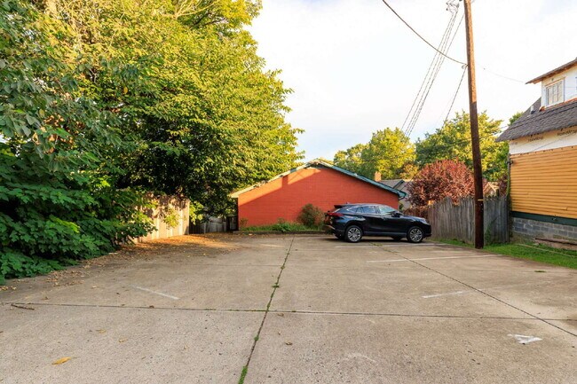 Building Photo - **LEASED**   Renovated Condo on Fatherland, Minutes to 5 Points!