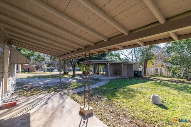 Building Photo - 712 S Walnut Ave