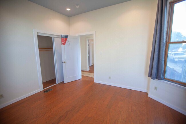 Building Photo - Charming Oceanveiw Renovated Single-Family...