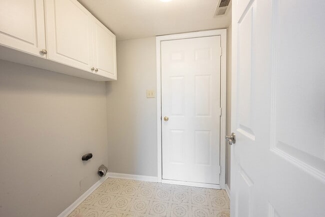 Building Photo - "Spacious 4-Bedroom Retreat with 2.5 Baths...