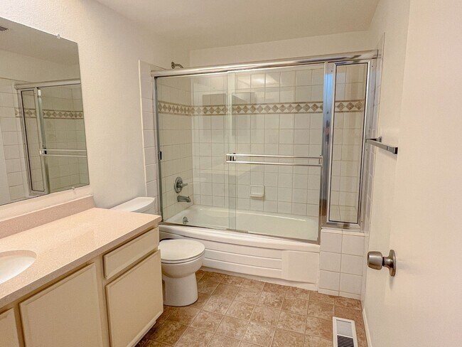 Building Photo - Charming 3bd/2bth Rambler in Tam o'Shanter in Redmond $3,795/mo