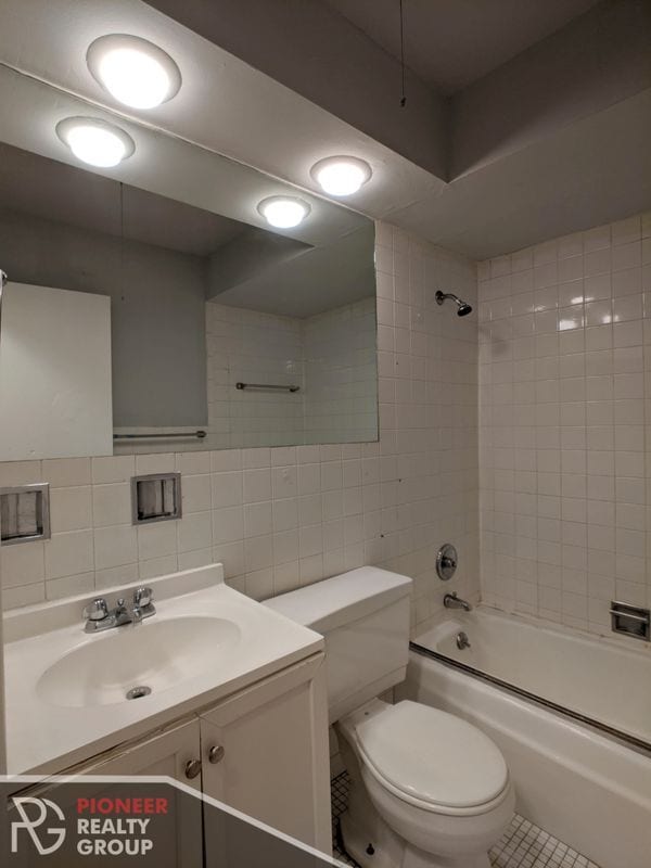 Building Photo - 510 W Briar Pl