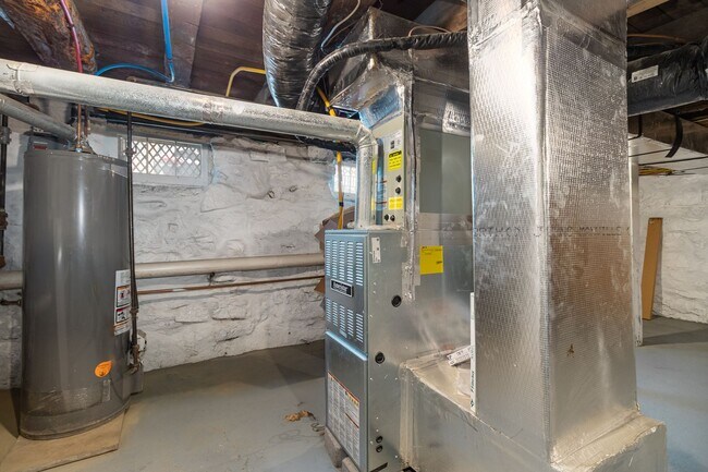 Building Photo - 4 Bedroom home in historic downtown Carlis...