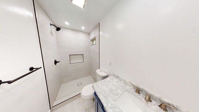 Building Photo - Large 6 Bedroom POOL House on East Falls View! Prime Location!