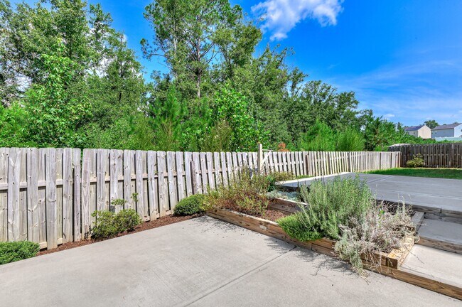 Building Photo - 140 Pebble Ln