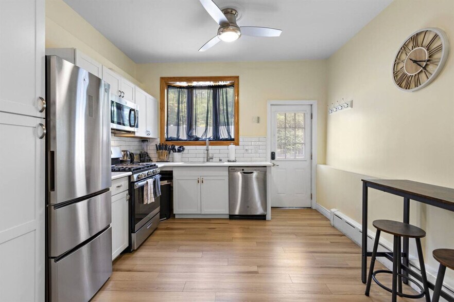 Building Photo - 137 W 15th St